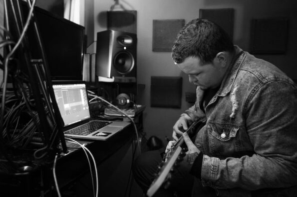 guitarist in home studio frustrated with latency