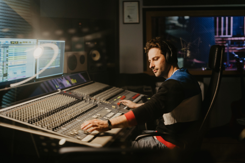 Top-Down vs Bottom-Up Audio Mixing - In the world of audio mixing, achieving the perfect balance and clarity is an art form. Two popular methodologies that sound engineers employ are the top-down and bottom-up approaches. Each technique offers unique advantages and challenges, catering to different preferences and project requirements. In this comprehensive guide, we'll delve into the intricacies of top-down and bottom-up audio mixing, exploring their methodologies, benefits, and when to use each technique.