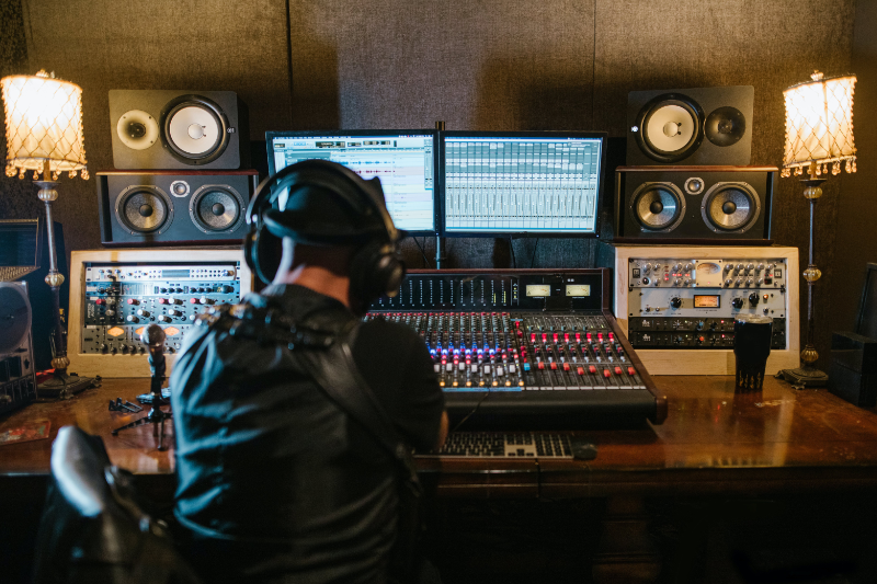 How to Achieve Perfect Balance Between Kick Drum and Bass - In music production, achieving the perfect balance between the kick drum and bass is akin to finding the elusive sweet spot that elevates your mix from good to great. These two fundamental elements serve as the rhythmic foundation of many genres, and striking the right balance between them is crucial for creating a powerful, cohesive sound. In this guide, we'll explore effective techniques to help you achieve optimal balance between the kick drum and bass in your mix.